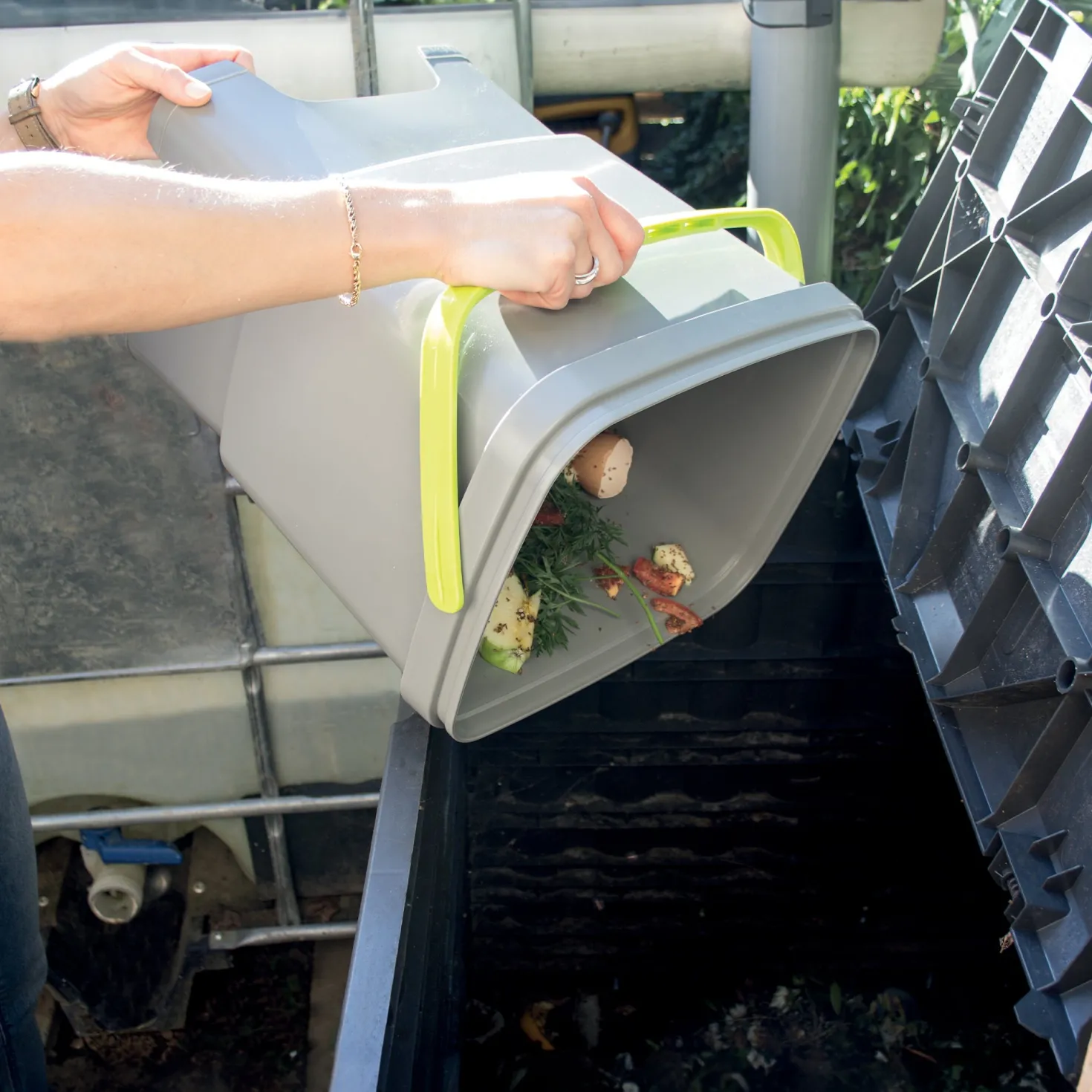 Set aus Küchenkomposter + Kompostaktivator HOZELOCK - Kompost leicht gemacht