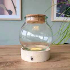 Vase mit beleuchtetem Holzständer - Licht und Deko in einem
